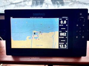 Simrad Cruise 9 GPS chartplotter fishfinder used good condition with mount
